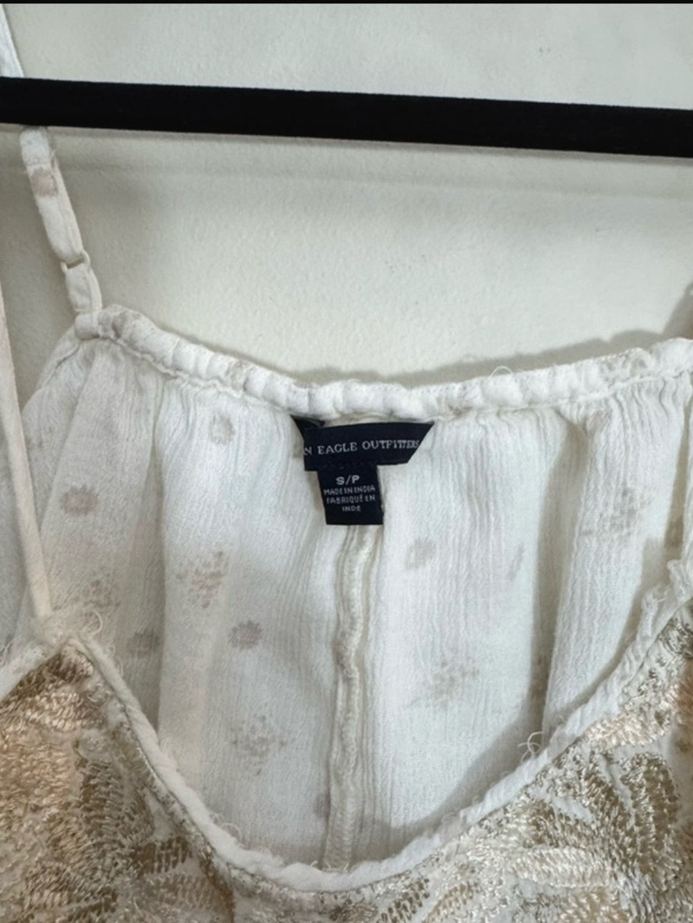 American‎ Eagle Outfitters White TOP with Beige Floral Embroidery - Picture 2 of 5